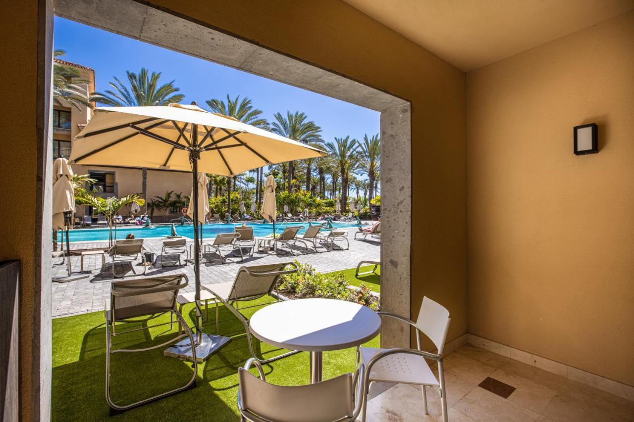 Lopesan Costa Meloneras Resort & Spa エクステリア 写真 A view of the pool at the JW Marriott Desert Springs Resort and Spa